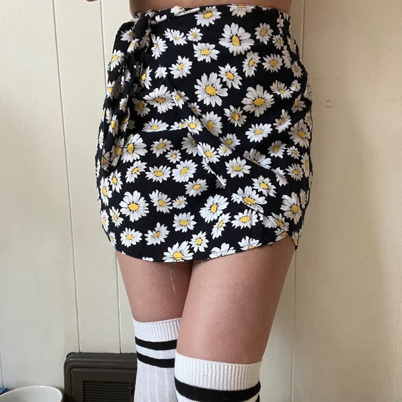 Vintage 90s Laura Tyler Daisy Print Mini Skirt - Picture 2 of 5